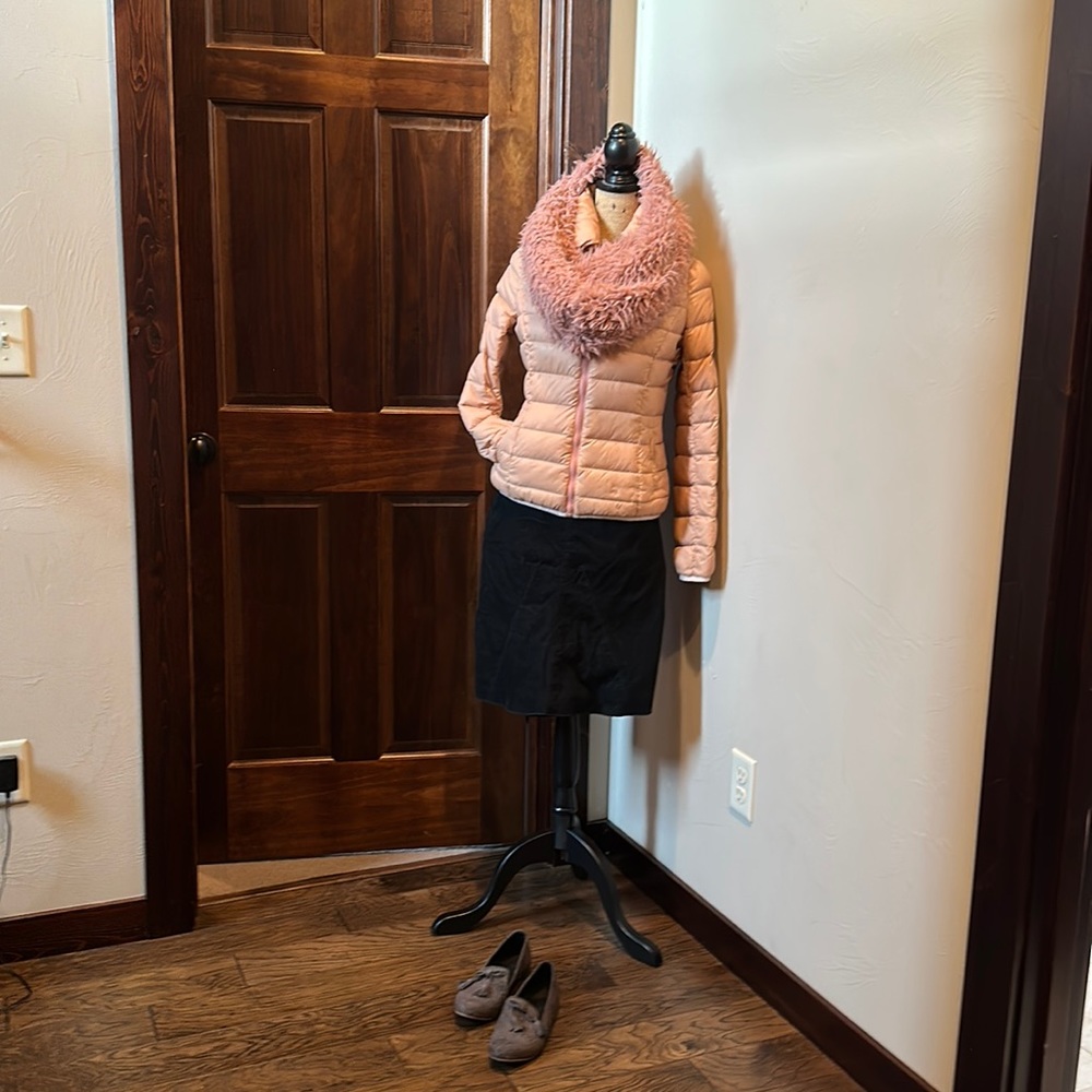 Sundance leather embossed gray flats size 37 in good condition.